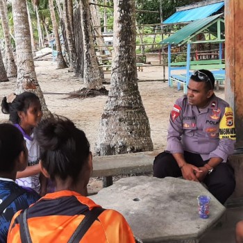 Bhabinkamtibmas Desa Wangel Temui Mahasiswa PSDKU Unpatti Dan Berikan Himbauan Secara Humanis