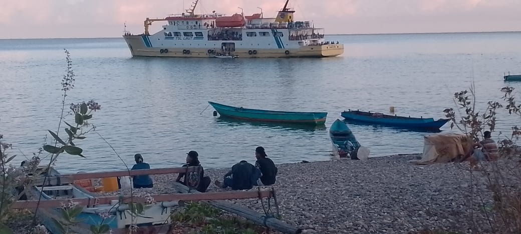 Polsek Wetar Minta Warga Utamakan Keselamatan Saat Menumpang Gunakan Transpotasi Laut ke Kapal