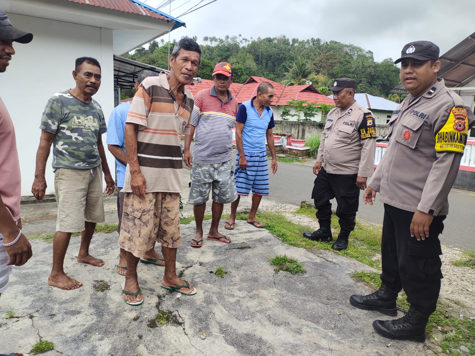 Bhabinkamtibmas Negeri Hutumuri Laksanakan DDS dan Penyuluhan Kamtibmas untuk Jaga Keamanan Lingkungan