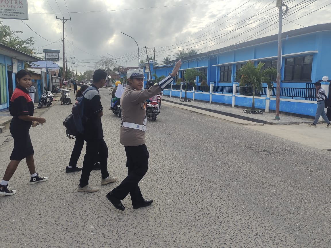 Kembali Personel Sat Lantas Polres Kepulauan Aru Laksanakan Gatur Lalin Serta Berikan Teguran Humanis Pada Pengendara R2.