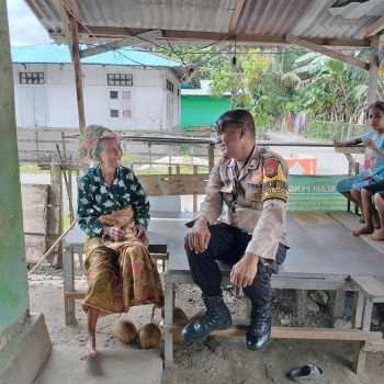 Bhabinkamtibmas Negeri Liang Laksanakan Sambang dan Patroli Kamtibmas Door to Door