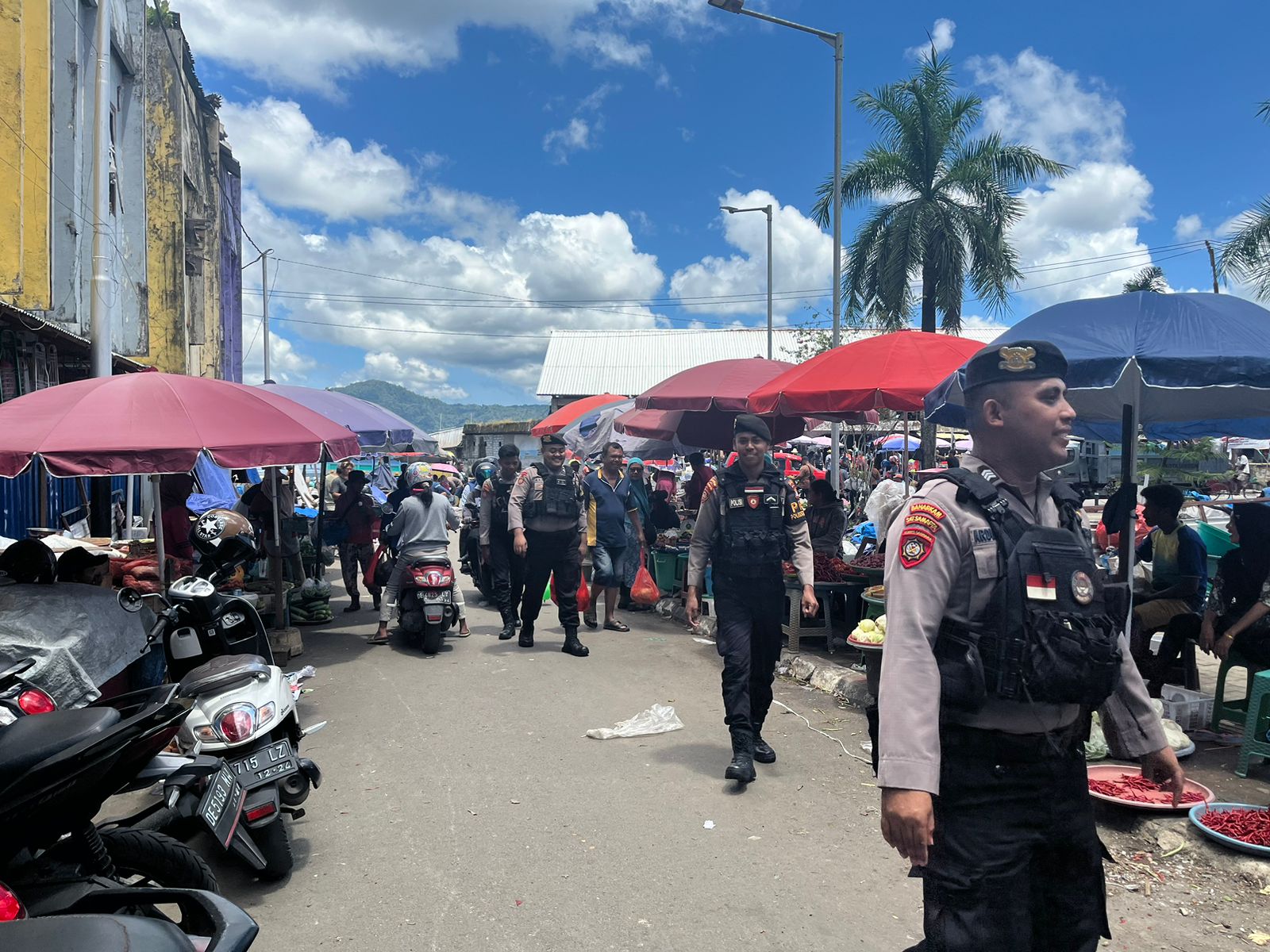 Sat Samapta Polresta Ambon Gelar Patroli di Pasar Mardika, Sampaikan Himbauan Kamtibmas kepada Warga