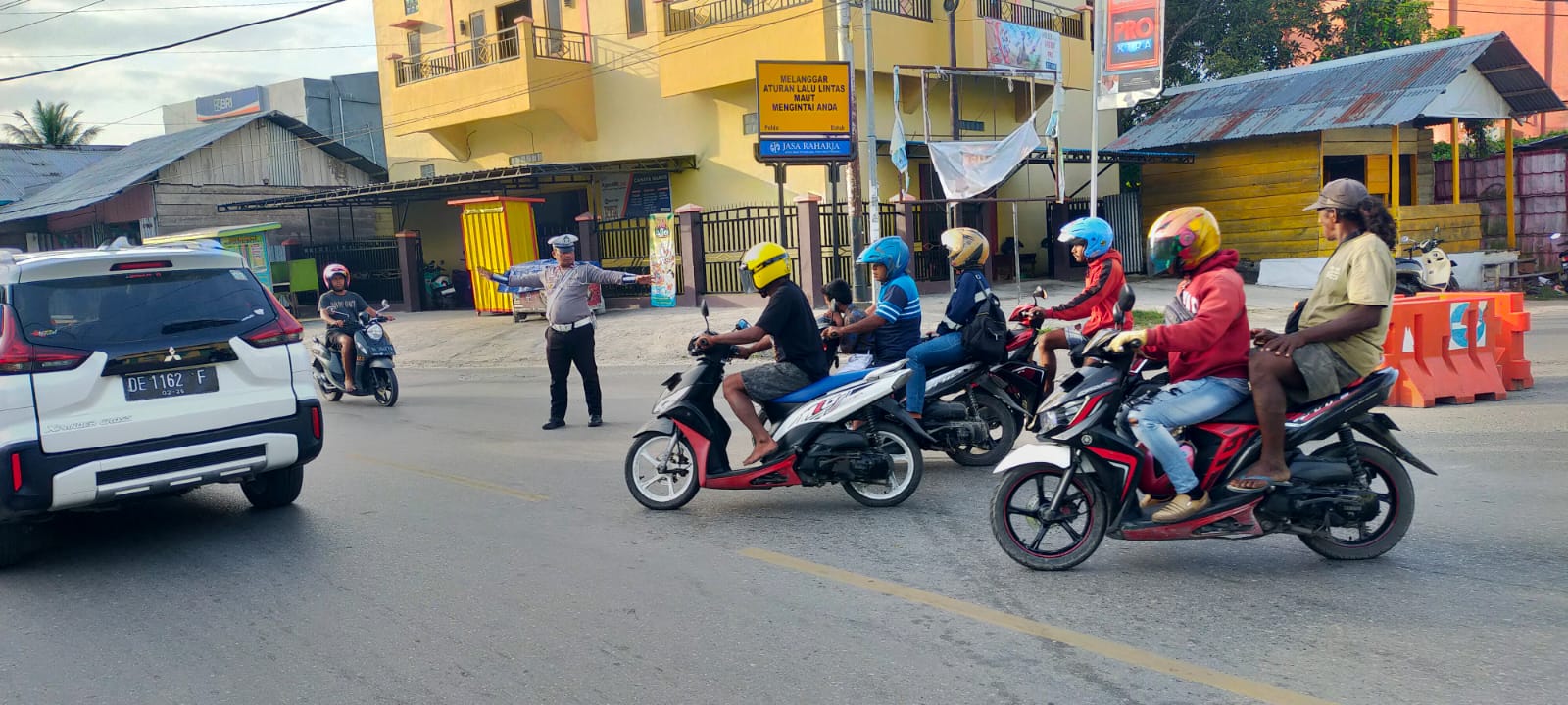 Gatur Lalin Ciptakan Kamseltibcar Oleh Sat Lantas Polres Kepulauan Aru