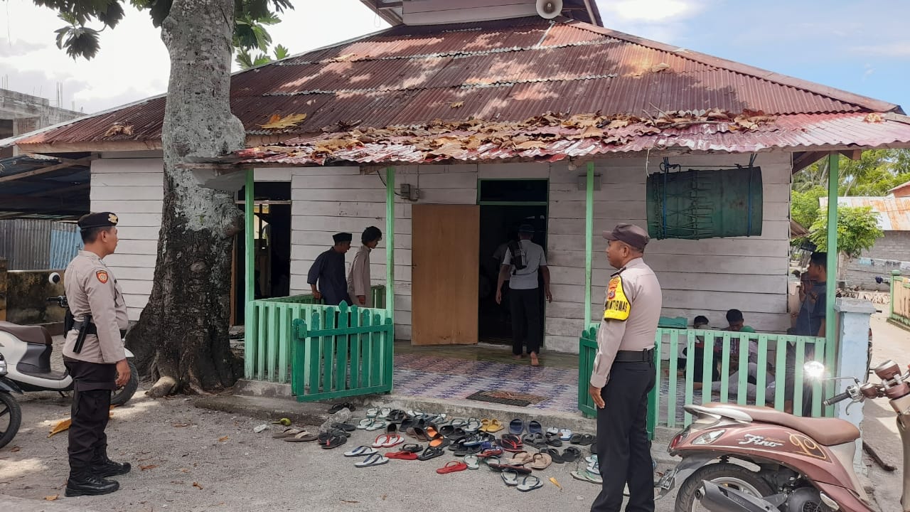 Personel Polsek Taniwel Timur Melaksanakan Pengamanan Sholat Jumat, Untuk Keamanan Dan Kenyamanan Jamaah