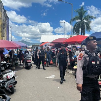 Sat Samapta Polresta Ambon Gelar Patroli di Pasar Mardika, Sampaikan Himbauan Kamtibmas kepada Warga