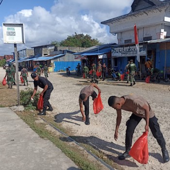 Kompak, TNI Polri di Kabupaten Kepulauan Tanimbar lakukan bersih-bersih lingkungan