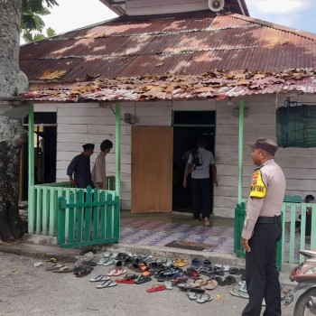 Personel Polsek Taniwel Timur Melaksanakan Pengamanan Sholat Jumat, Untuk Keamanan Dan Kenyamanan Jamaah