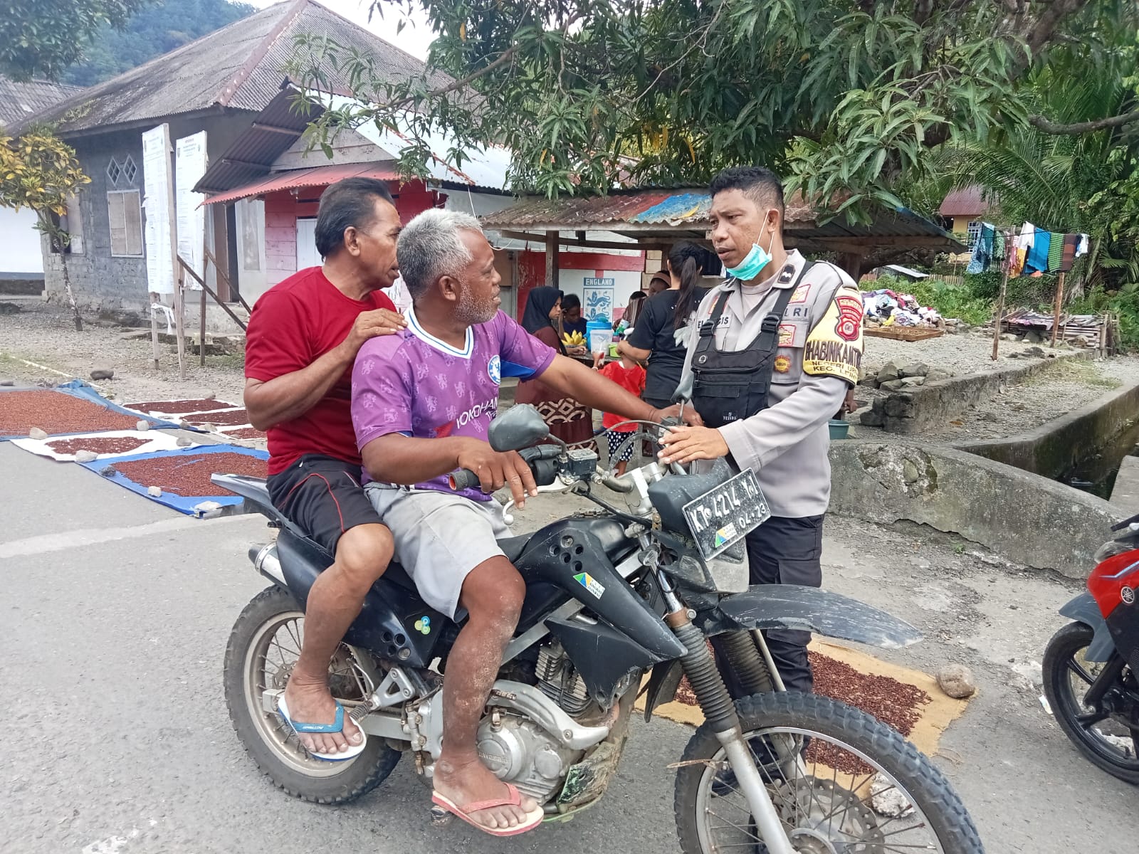 Bhabinkamtibmas Polsek Leihitu Laksanakan Patroli Dialogis di Negeri Ureng untuk Menjaga Kamtibmas