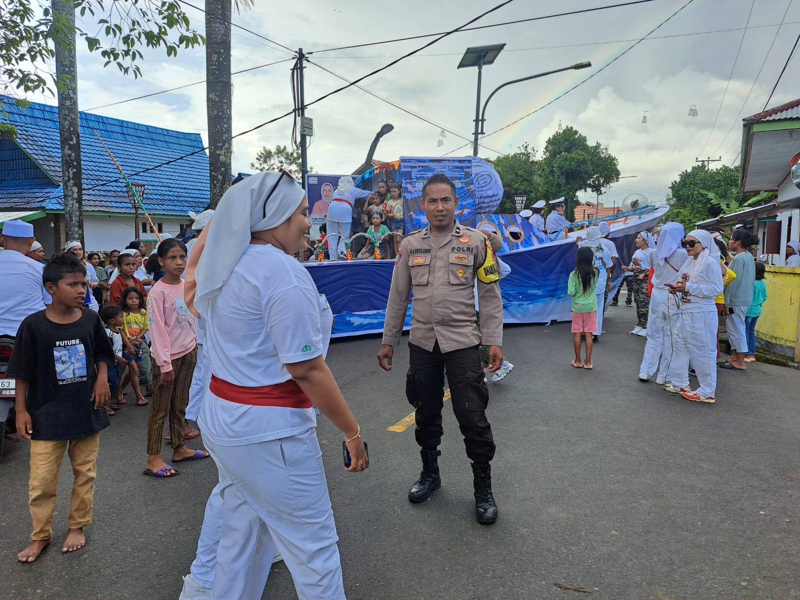 Bhabinkamtibmas memonitoring kegiatan Karnaval Kapal dalam rangka Perayaan Maulid Nabi Muhammad SAW