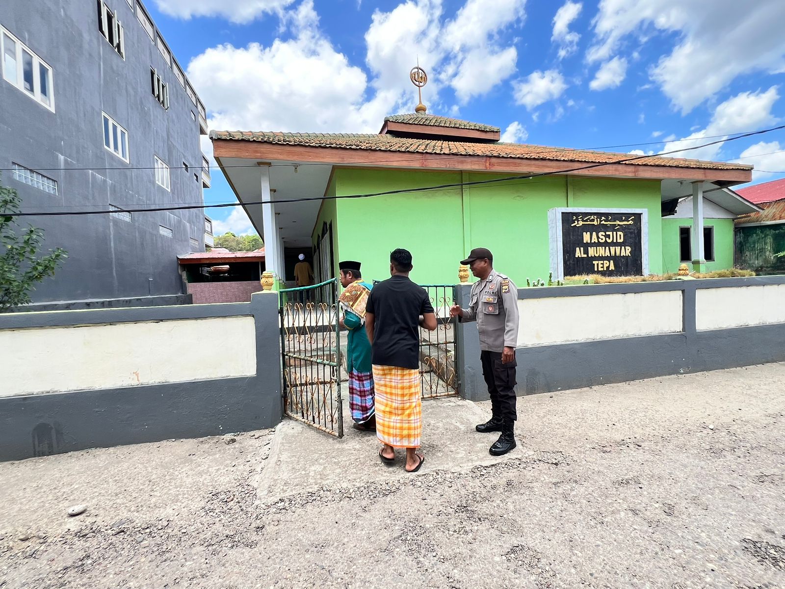 Polsek Tepa Intensifkan Pengamanan Kegiatan Ibadah Sholat Jumat di Masjid Al-Munawwar