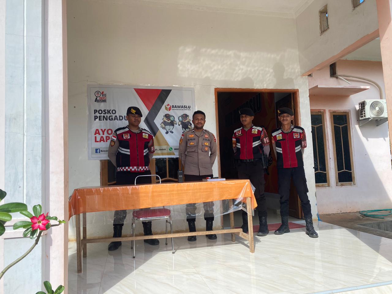 Tim Patroli Polres MBD Himbau Petugas Pengamanan Kantor Bawaslu MBD Pelihara Stabilitas Kamtibmas Jelang Pilkada 2024