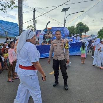 Bhabinkamtibmas memonitoring kegiatan Karnaval Kapal dalam rangka Perayaan Maulid Nabi Muhammad SAW