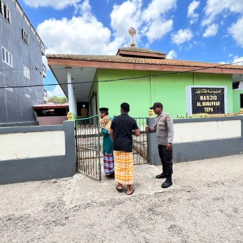 Polsek Tepa Intensifkan Pengamanan Kegiatan Ibadah Sholat Jumat di Masjid Al-Munawwar