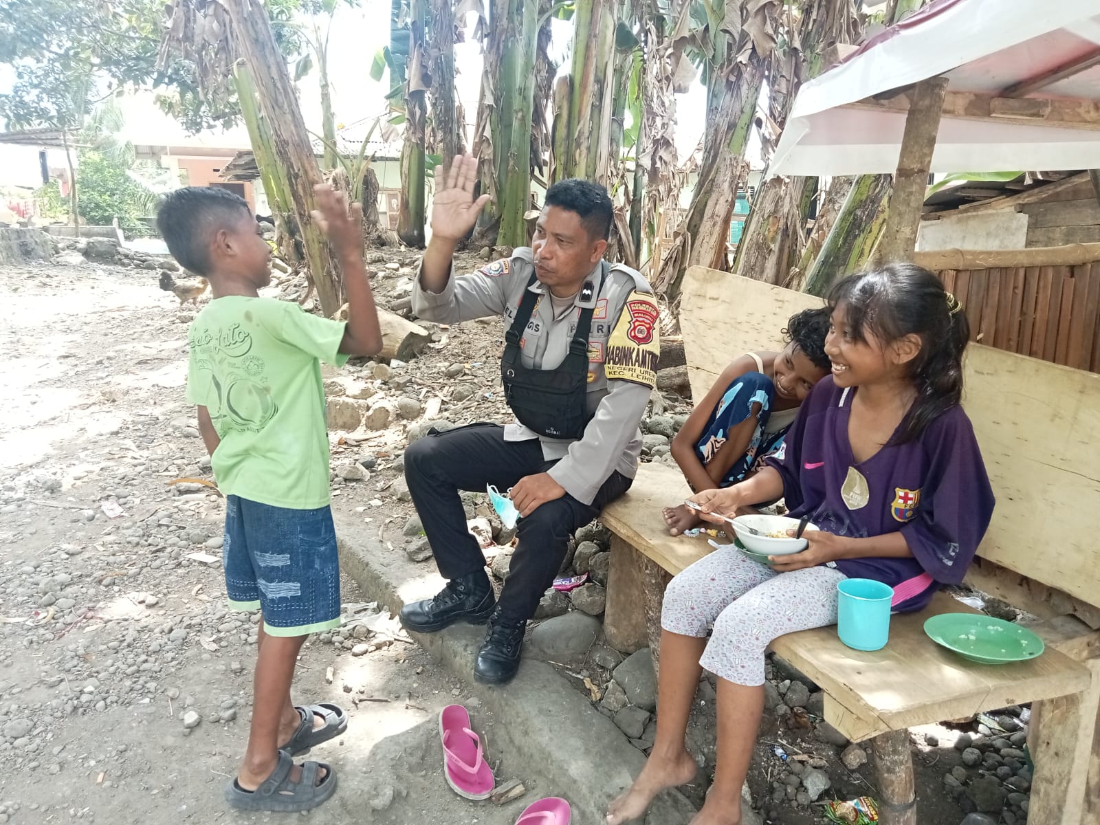 Bhabinkamtibmas Polsek Leihitu Laksanakan Giat Polisi Sahabat Anak di Negeri Ureng