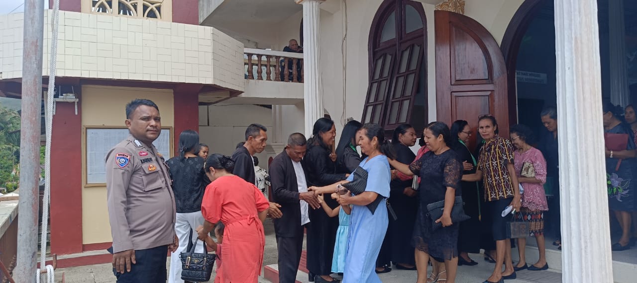 Bhabinkamtibmas Negeri Rutong Lakukan Pengamanan dan Beri Himbauan pada Ibadah Minggu di Gereja Zebaot