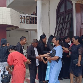 Bhabinkamtibmas Negeri Rutong Lakukan Pengamanan dan Beri Himbauan pada Ibadah Minggu di Gereja Zebaot