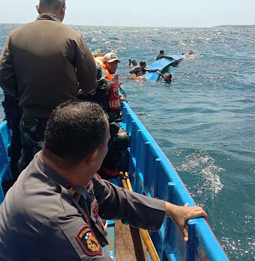 Alami laka laut, Long Boat yang ditumpangi Personel Polsek Selaru berhasil dievakuasi
