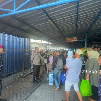 Pengamanan di Area Pelabuhan Yos Sudarso Ambon oleh Personil Polsek KPYS