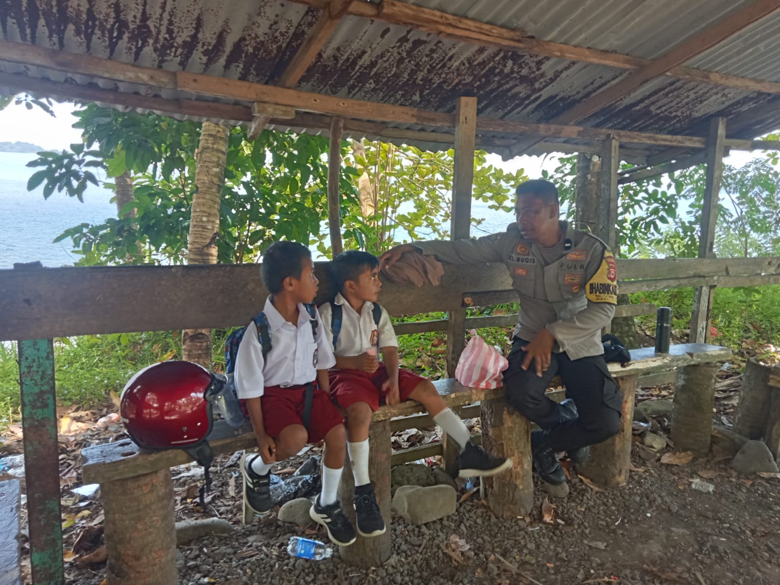 Polisi Sahabat Anak : Bhabinkamtibmas Negeri Ureng memperkenalkan peran polisi  Kepada Anak anak