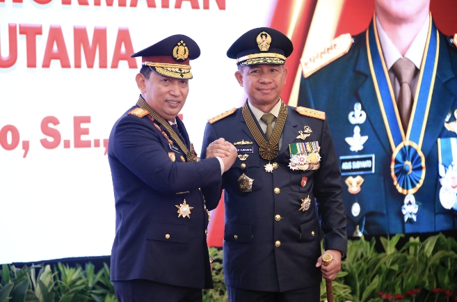 Pemberian Tanda Kehormatan Bintang Bhayangkara Utama (BBU) Wujud Komitmen Kokohnya Sinergisitas TNI-Polri Selama Ini