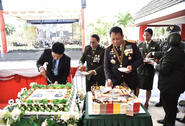 Hadiri Peringatan HUT ke-79 TNI, Kapolda Berikan Kue Ultah dan Nasi Tumpeng