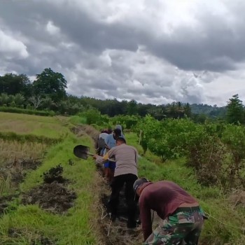 Wujud Kepedulian Polri, Bhabinkamtibmas Desa Waimital Gotong Royong Bersama Warga Bersihkan Saluran Irigasi