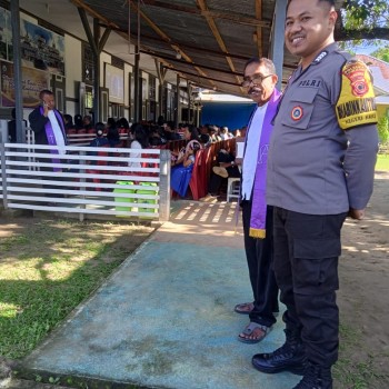 Bhabinkamtibmas Lakukan Pengamanan Ibadah Perjamuan Kudus Oikumene di Negeri Naku