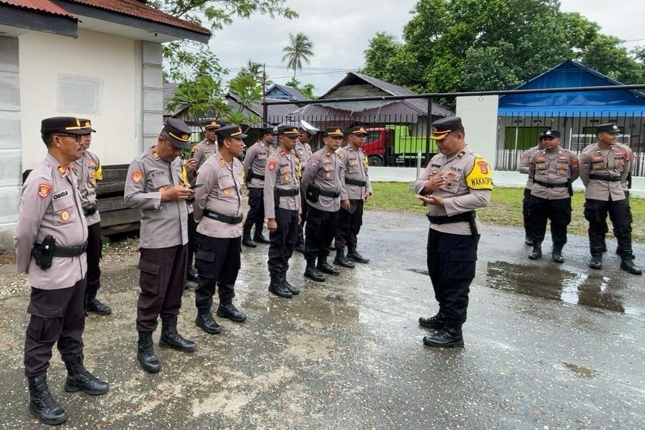 ARAHAN WAKAPOLRES BURU SELATAN KEPADA PEJABAT OPERASI POLRES BURU SELATAN USAI PELAKSANAAN APEL PAGI