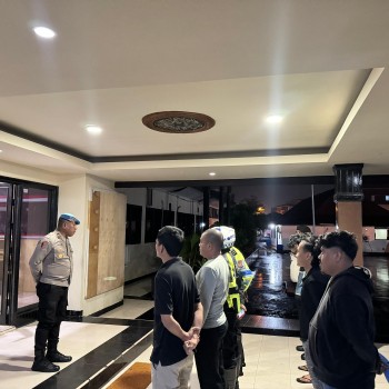 Pawas Pimpin Apel Malam Ton Siaga Polresta Ambon dan Berikan Pengarahan Jelang Patroli