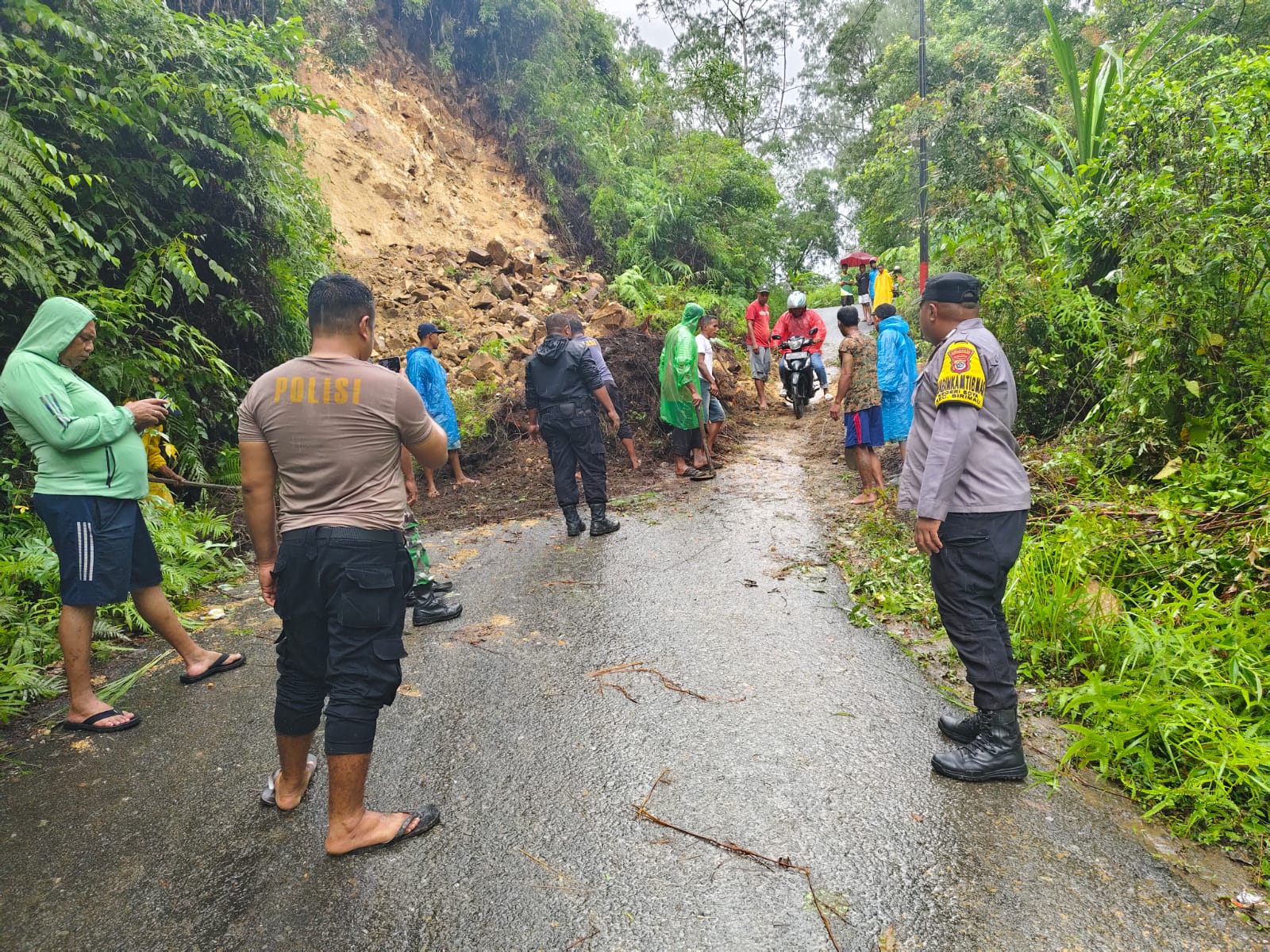 Tanah Longsor Putus Akses Jalan ke Pegunungan Kec. Letisel, Bhabinkamtibmas dan Babinsa Segera Lakukan Penanganan