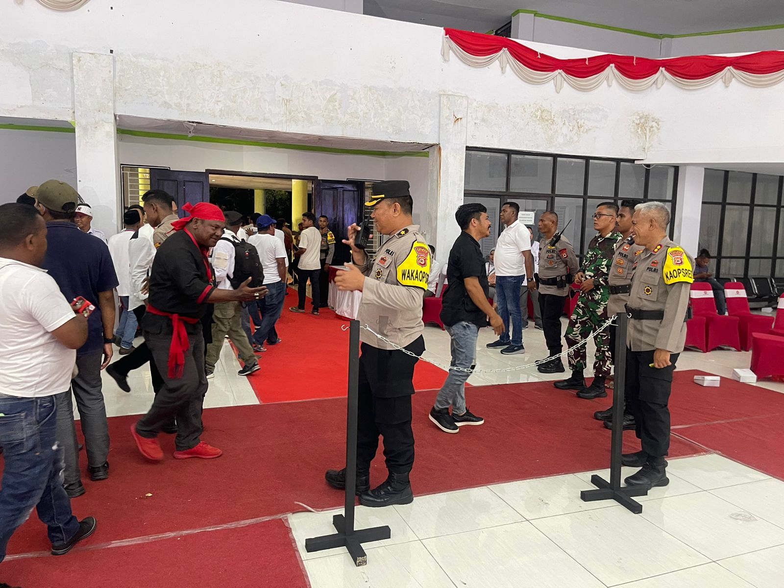 POLRES BURU SELATAN AMANKAN DEBAT PERTAMA CALON BUPATI DAN WAKIL BUPATI BURU SELATAN 2024