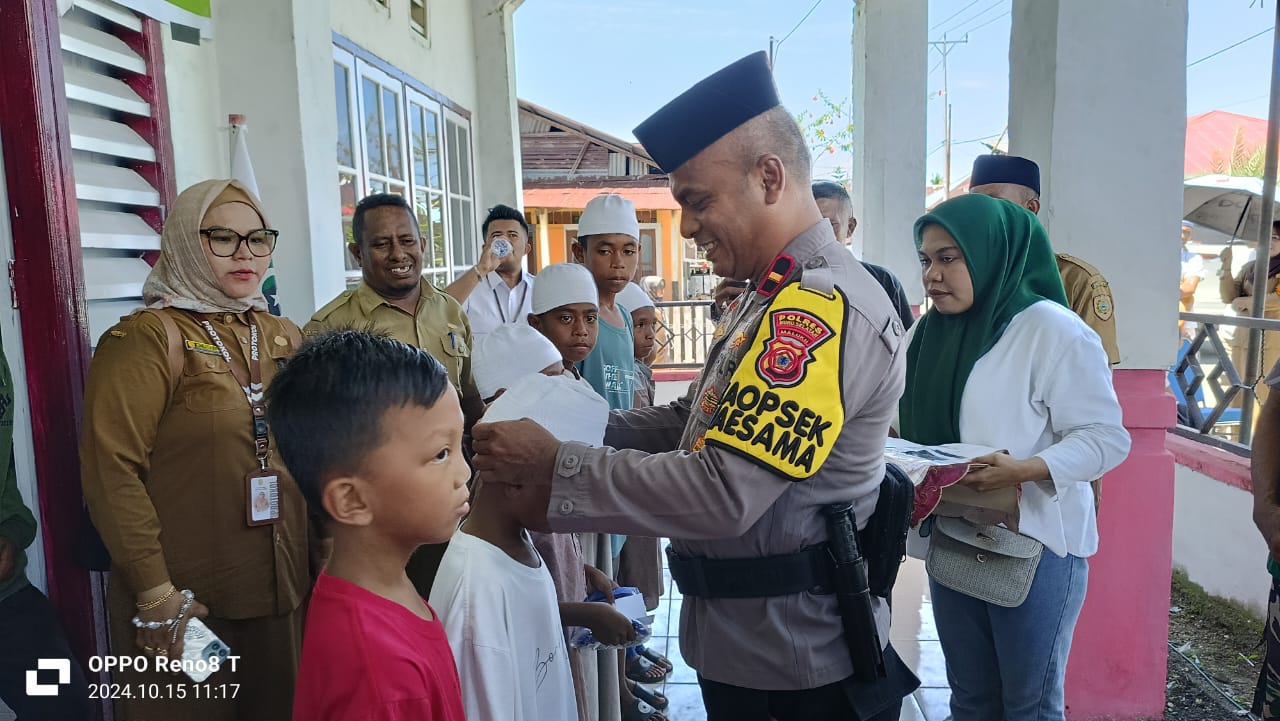 Polres Buru Selatan – Kapolsek Waisama IPDA Novi Waelauruw, SH, Hadiri Kegiatan bakti sosial khitanan massal di Balai Desa Wamsisi