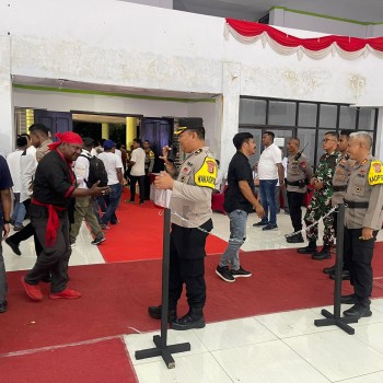 POLRES BURU SELATAN AMANKAN DEBAT PERTAMA CALON BUPATI DAN WAKIL BUPATI BURU SELATAN 2024