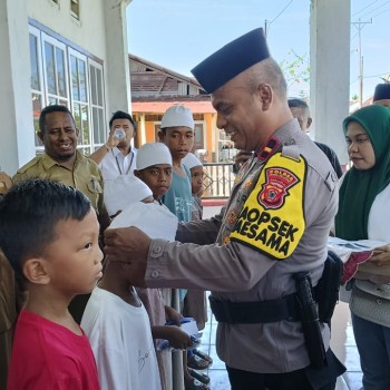 Polres Buru Selatan – Kapolsek Waisama IPDA Novi Waelauruw, SH, Hadiri Kegiatan bakti sosial khitanan massal di Balai Desa Wamsisi