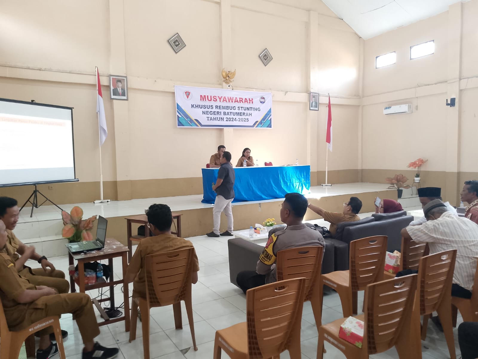 Bhabinkamtibmas Mengikuti Musyawarah Khusus Rembug Stunting Negeri Batumerah Tahun 2024-2025