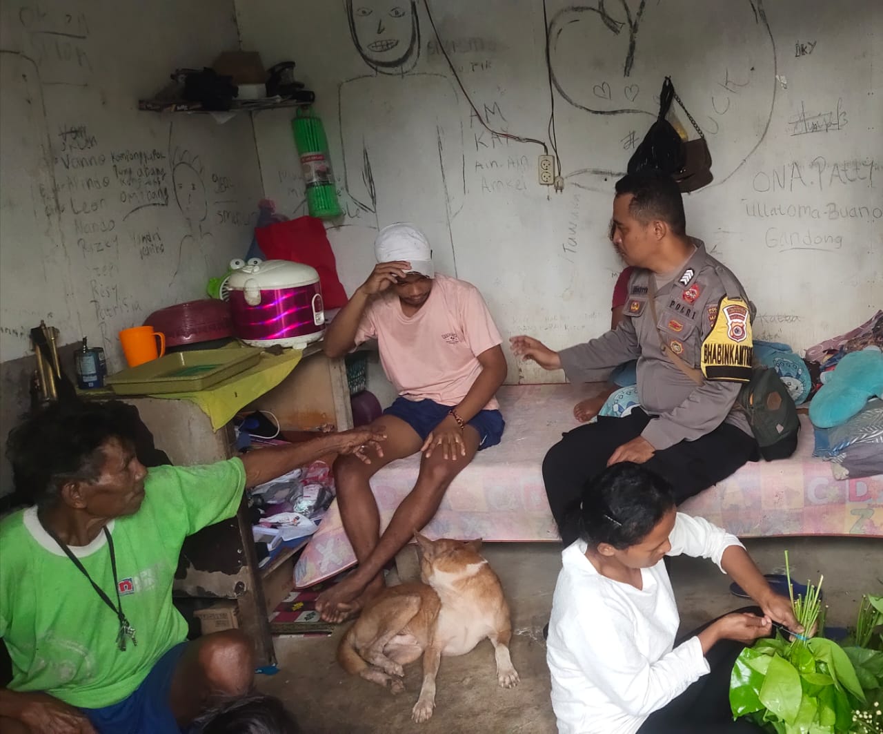 Bhabinkamtibmas Negeri Hatu Laksanakan Giat Sambang Warga dan Berikan Himbauan Kamtibmas