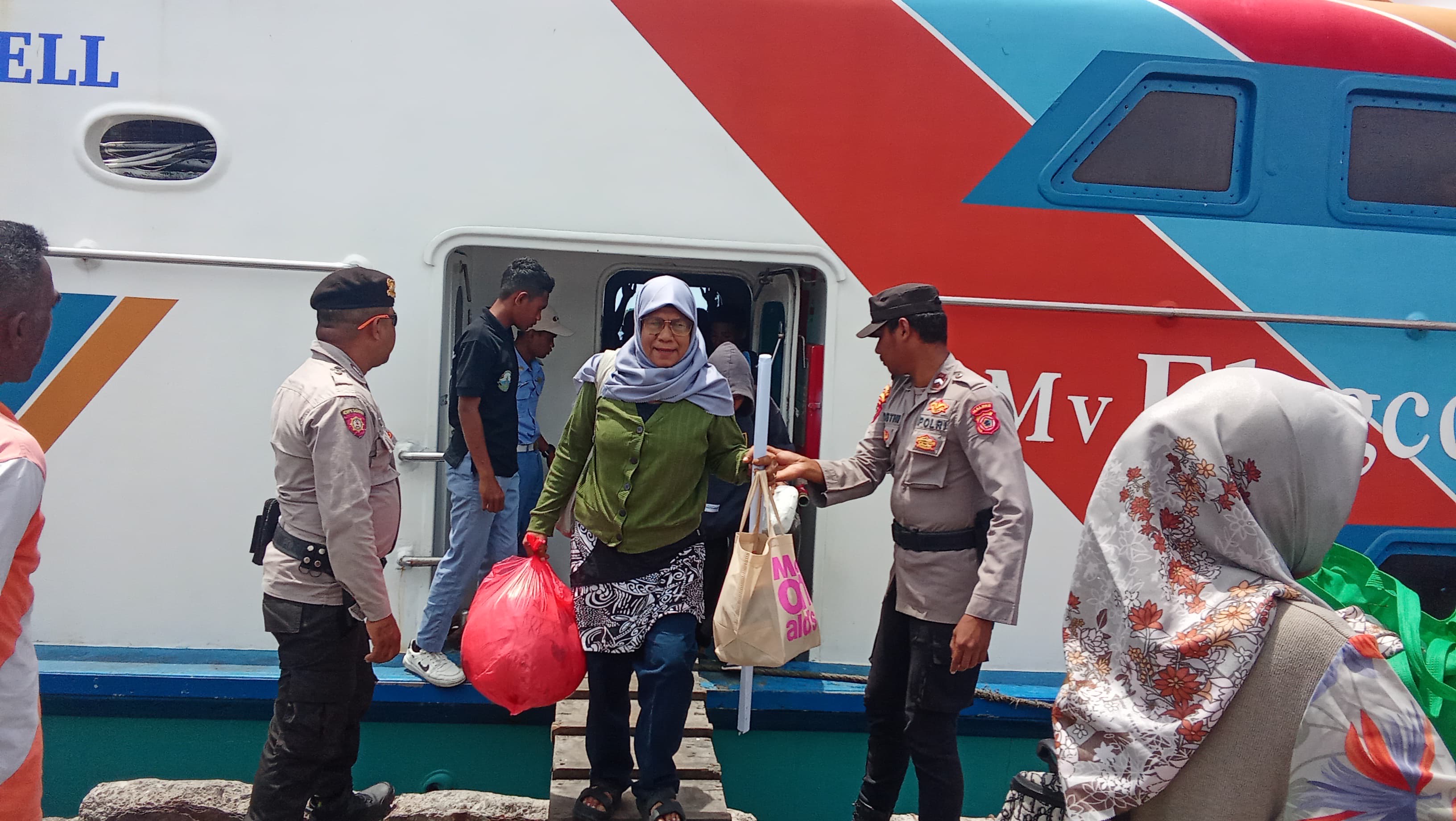 Kegiatan Pelayanan Kedatangan Mv Elugco EXPRESS oleh Personel Polsek Kei Besar di Pelabuhan Elat Kec. Kei Besar