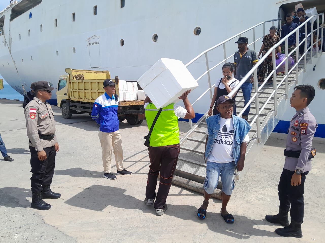 Pengamanan Kapal KM. NGGAPULU Oleh Personel Polsubsektor Kawasan Pelabuhan Dobo.