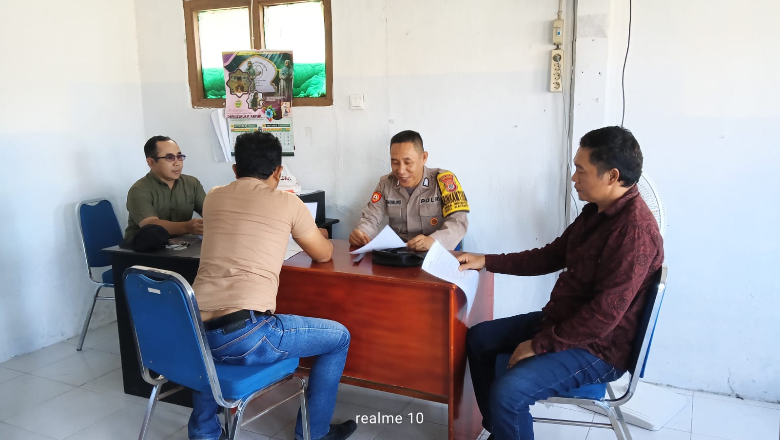 Sambangi Staf BPD Desa Waimital, Bhabinkamtibmas Berikan Penyuluhan Kamtibmas