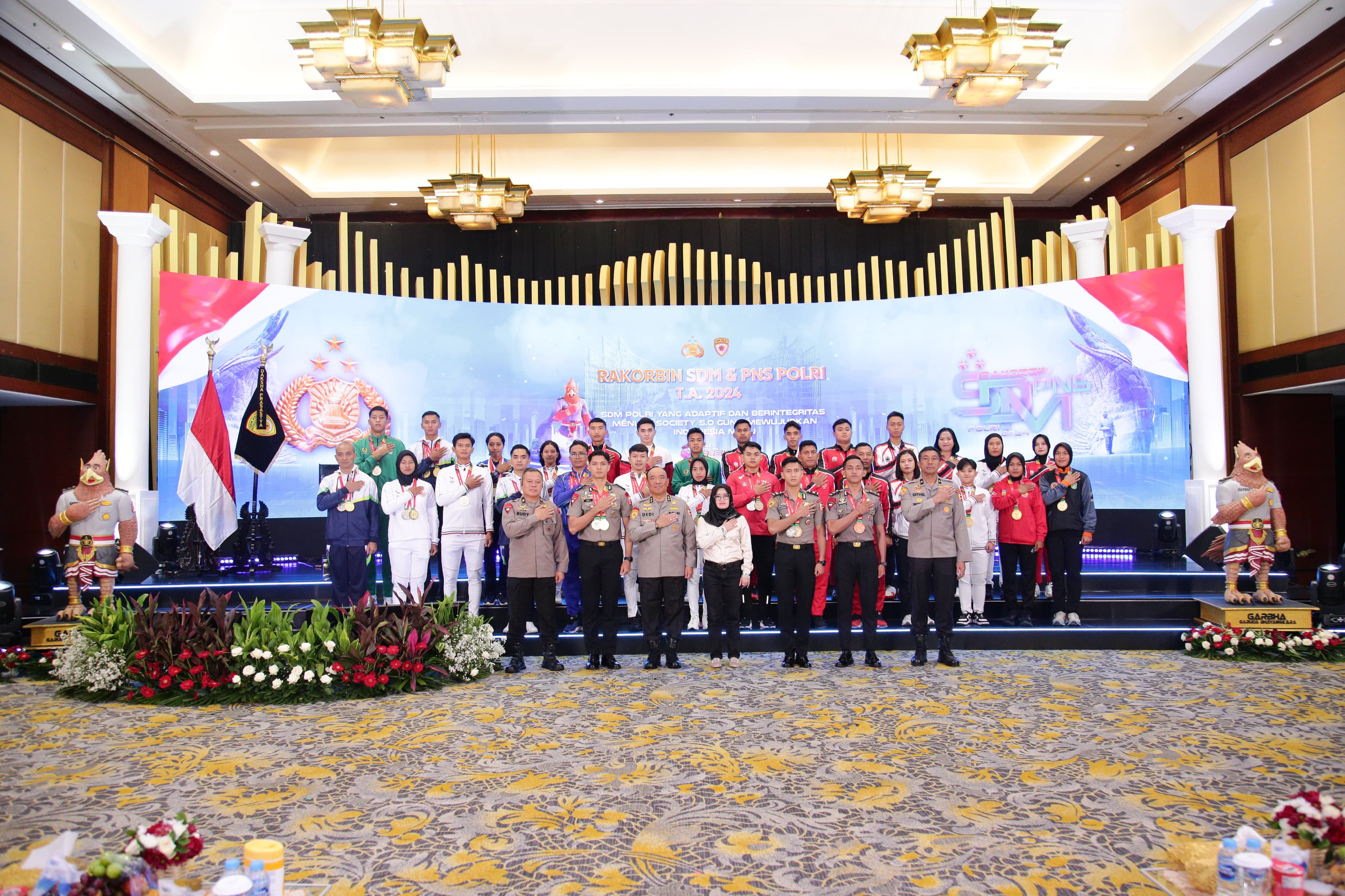 SSDM Polri memberikan Pin Emas sebagai apresiasi kepada atlet-atlet Polri yang baru saja mengukir prestasi di ajang Pekan Olahraga Nasional (PON) XXI Aceh – Sumut.