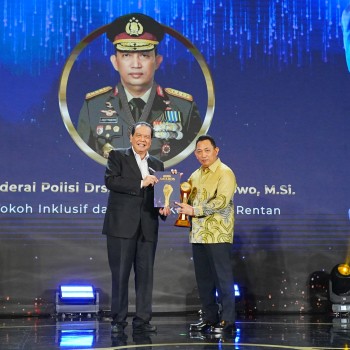 Kapolri Jenderal Polisi Drs. Listyo Sigit Prabowo mendapat penghargaan sebagai tokoh inklusi dan peduli terhadap kelompok rentan.