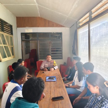 Bhabinkamtibmas Negeri Soya Sosialisasikan Kamtibmas kepada Mahasiswa KKN Unpatty di Kantor Balai Saniri