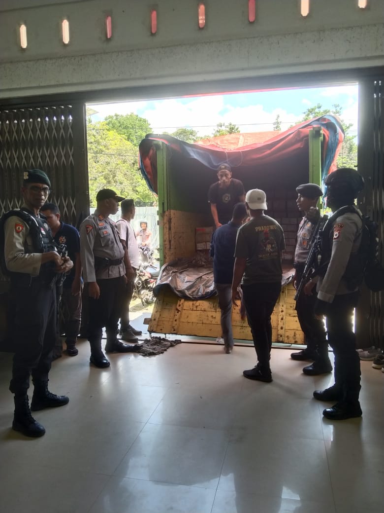 Polres Seram Bagian Barat Kawal Ketat Pendistribusian Logistik Pemilu Tiba Di Gudang KPU Seram Bagian Barat