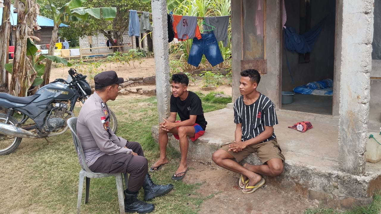 Bhabinkamtibmas Berikan Motivasi Bagi Warga Desa Ilih Jaga Kondusifitas Kamtibmas di Desa Binaan