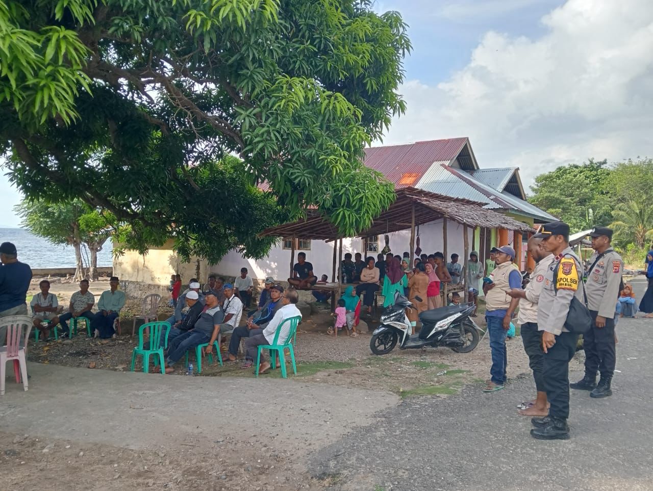 Personil Polsek Huamual Lakukan Pengamanan Kampanye Tatap Muka Paslon Bupati Dan Wakil Bupati No Urut 02