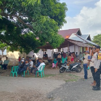 Personil Polsek Huamual Lakukan Pengamanan Kampanye Tatap Muka Paslon Bupati Dan Wakil Bupati No Urut 02