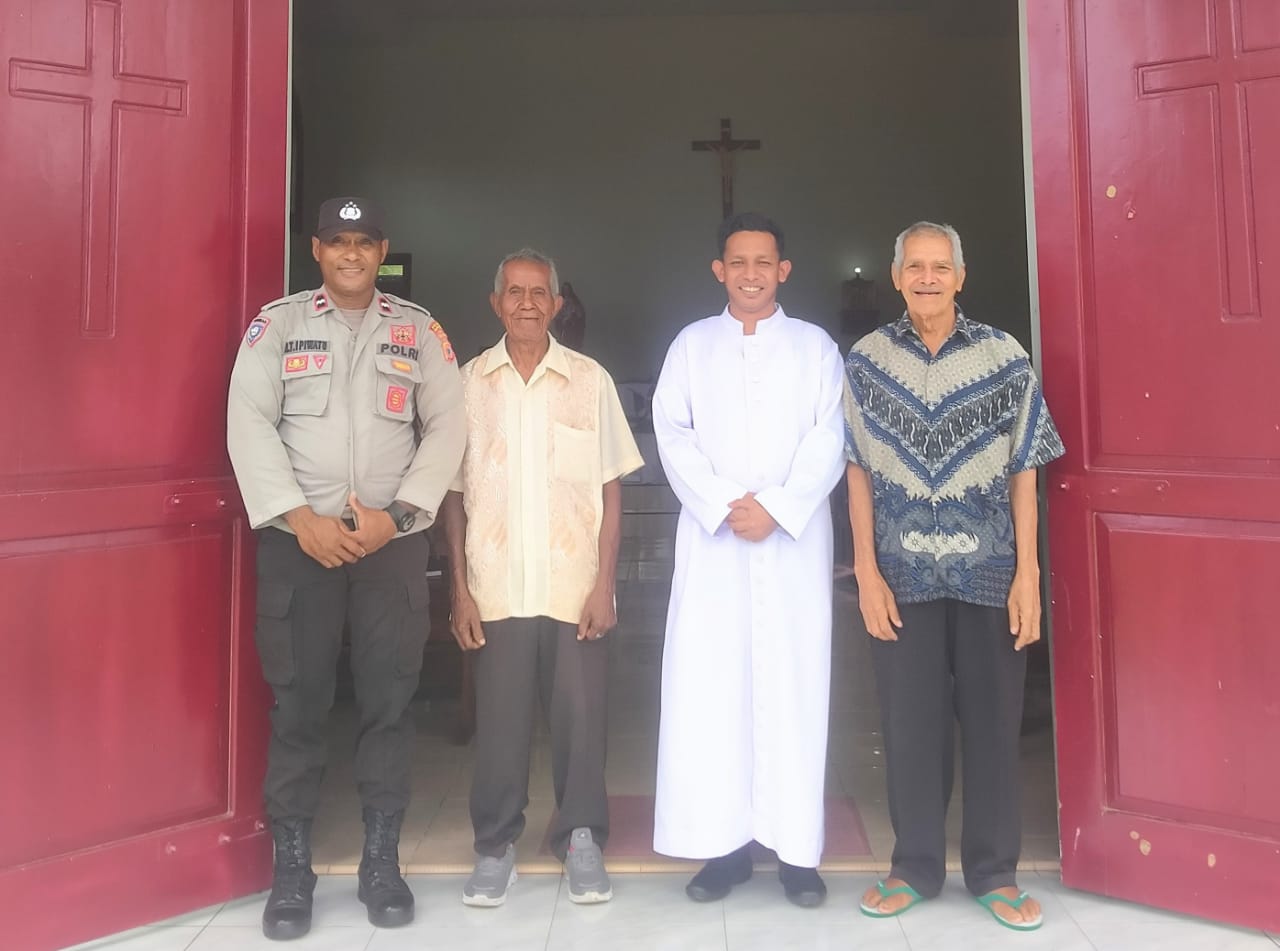 Kanit Binmas Polsek Salahutu Laksanakan Pengamanan Ibadah Minggu di Gereja Katolik Santo Yohanis Paulus II Negeri Waai