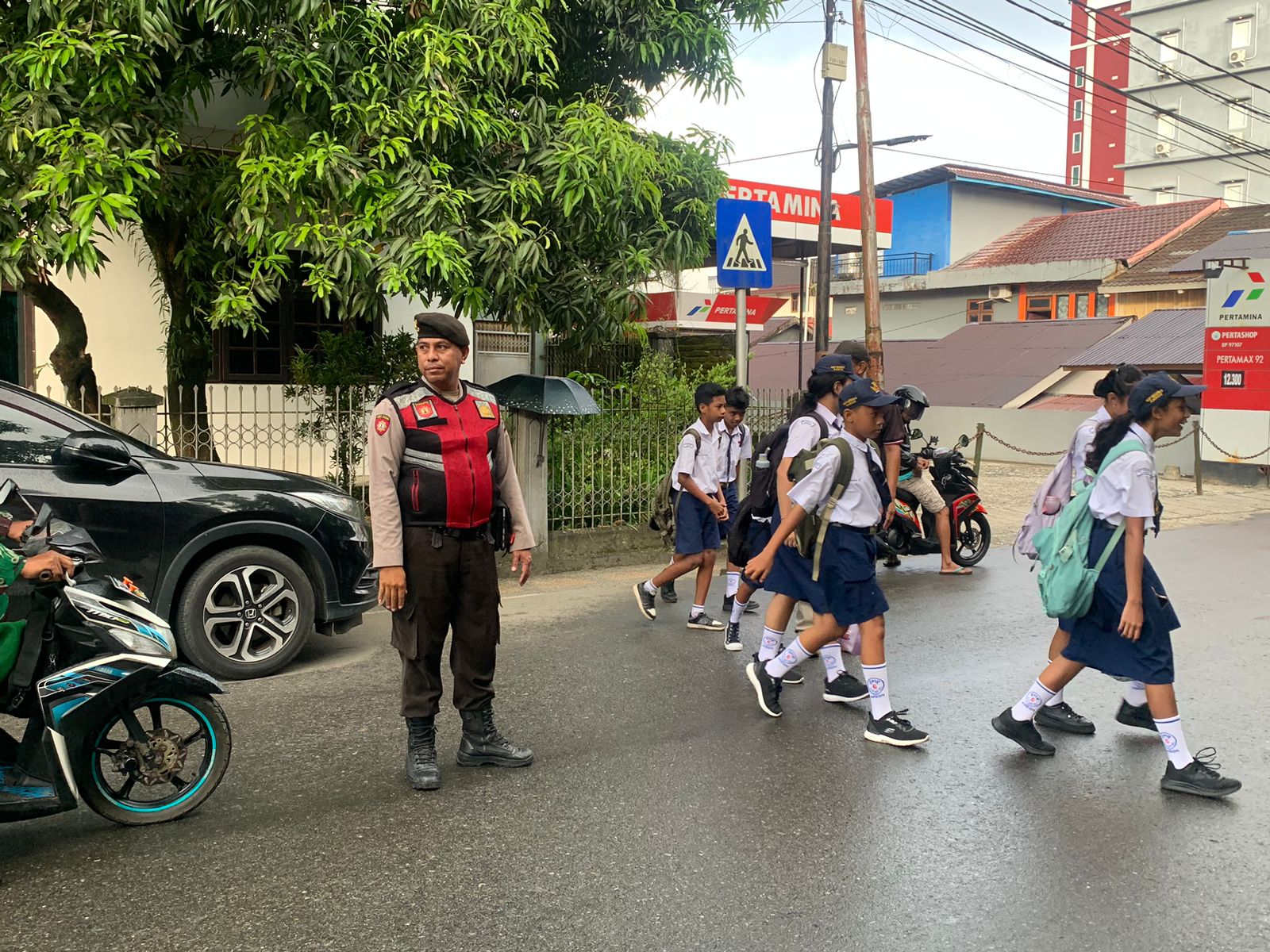 Sat Samapta Polresta Ambon Terus Laksanakan Pengaturan Lalu Lintas Pagi Hari di Sekitar Sekolah