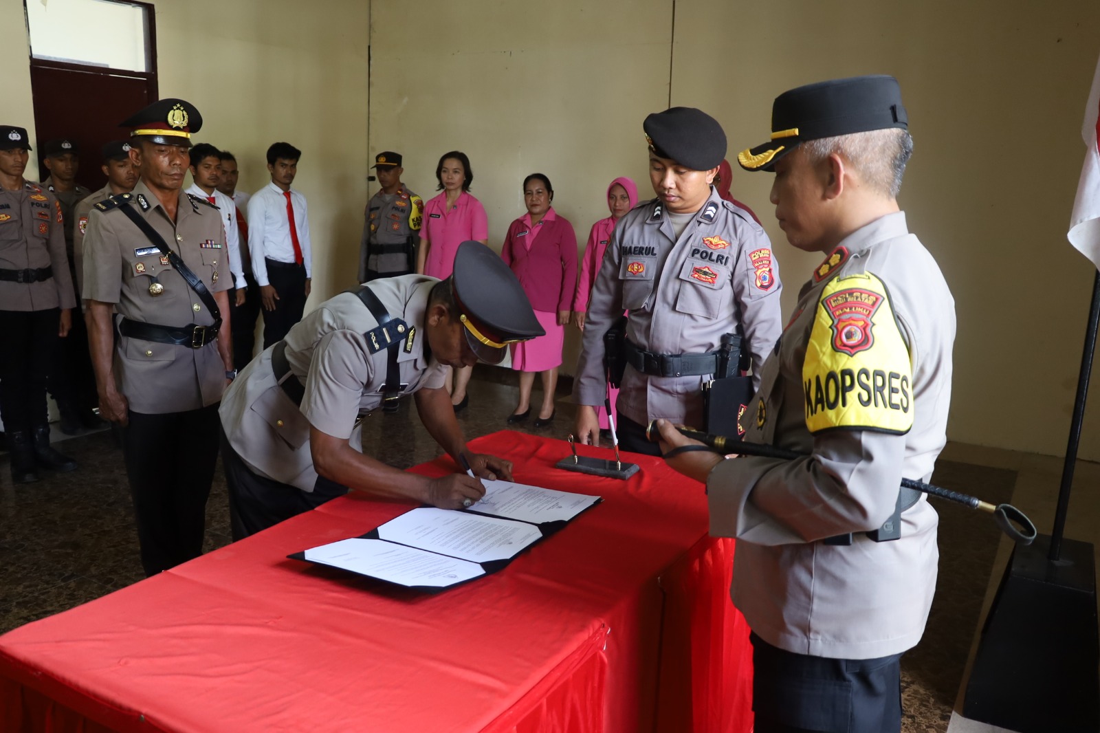 Kapolres Buru Selatan Pimpin Serah Terima Jabatan Kapolsek Ambalau