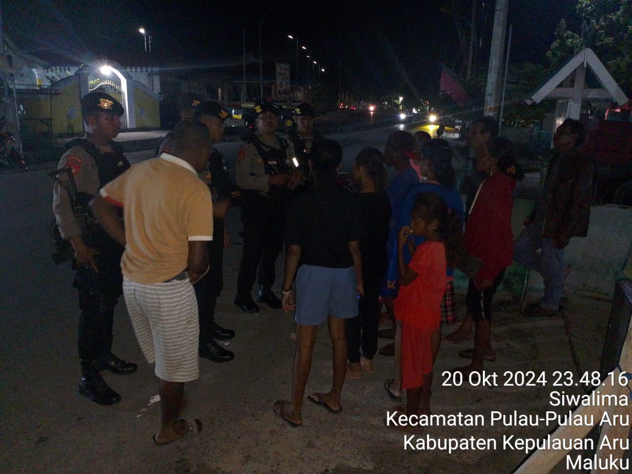 Patroli Malam Hari Perketat Pengamanan Satuan Samapta Keliling Kompleks Dalam Kota Dobo.